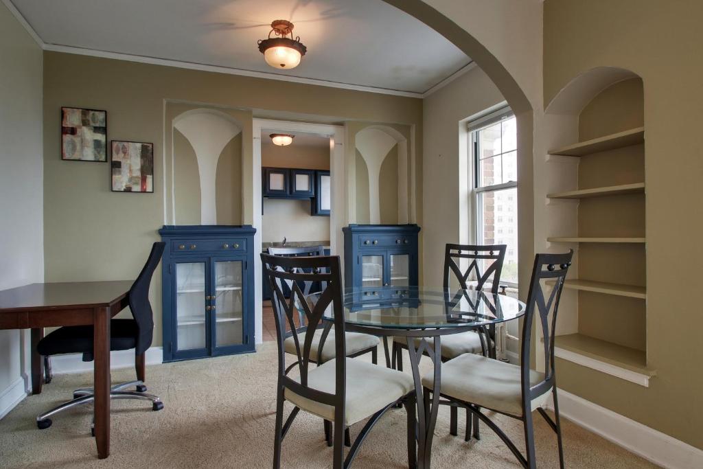 Knickerbocker on the Lake - Image 4