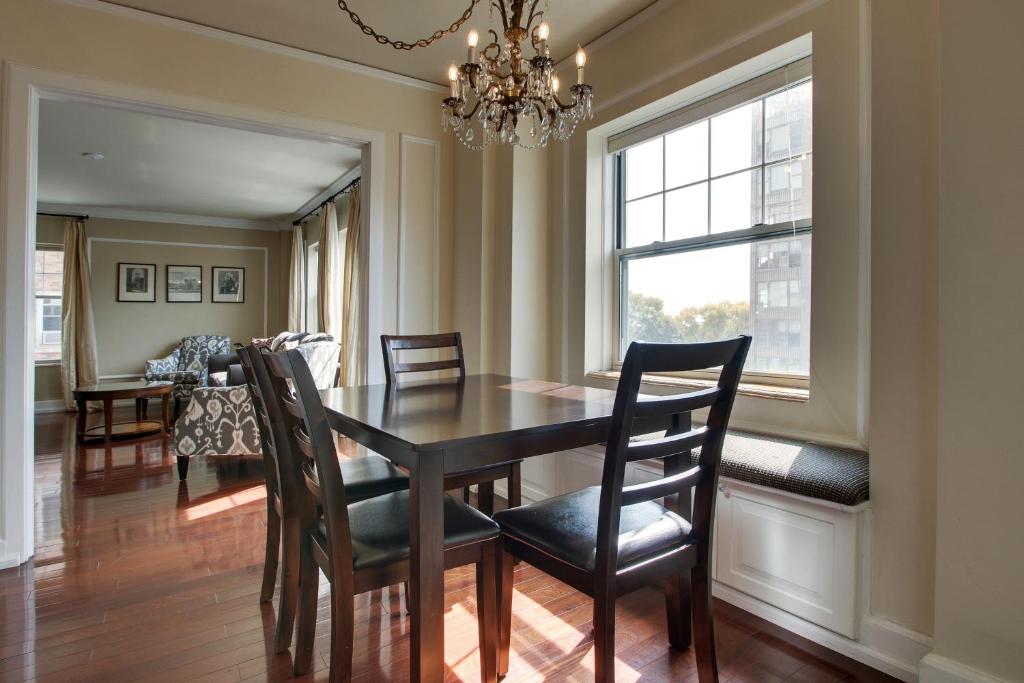 Knickerbocker on the Lake - Image 8