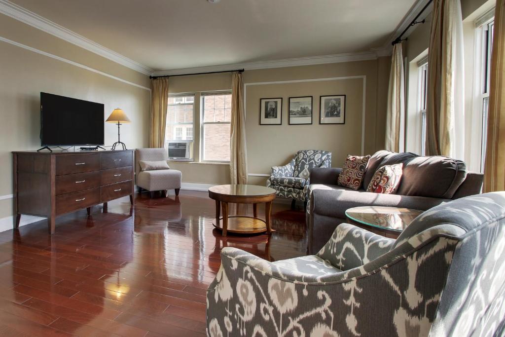 Knickerbocker on the Lake - Image 6