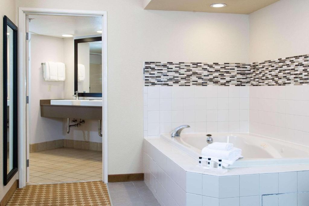 Country Inn & Suites by Radisson, Milwaukee West Brookfield , WI