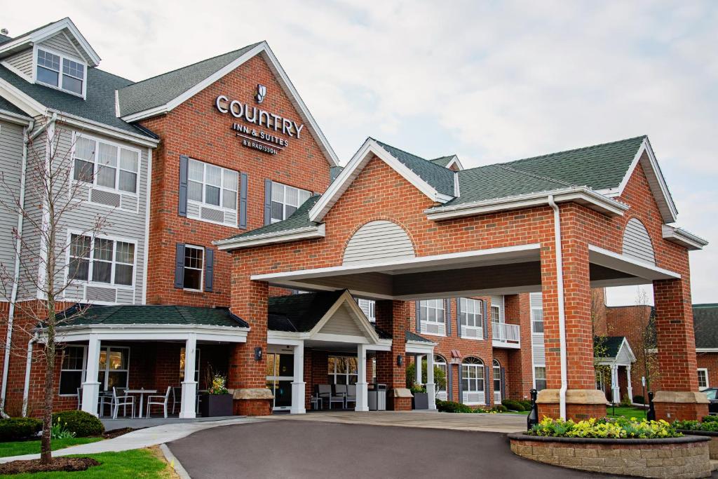 Country Inn & Suites by Radisson, Milwaukee West Brookfield , WI - Image 7