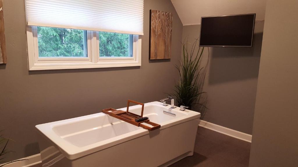 Hot Tub (Jacuzzi) - Photo 3