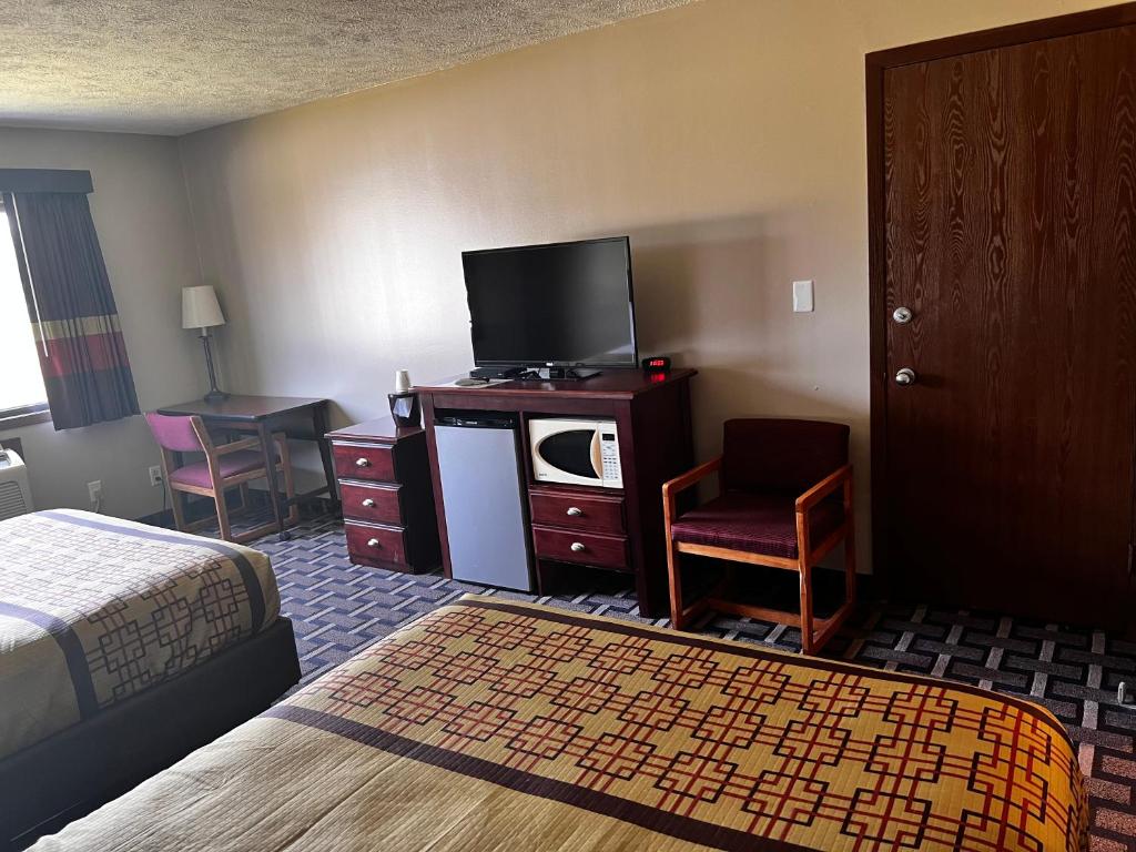 Sky Lodge Inn & Suites - Delavan - Image 8
