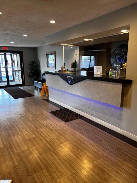 Sky Lodge Inn & Suites - Delavan - Image 6