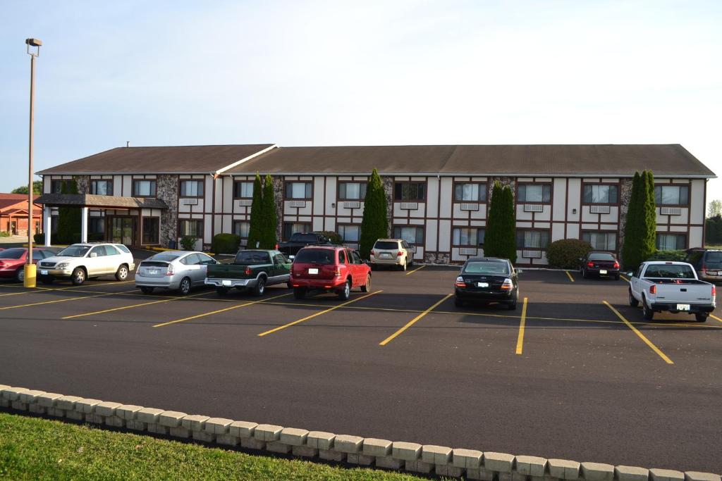 Sky Lodge Inn & Suites - Delavan - Image 5