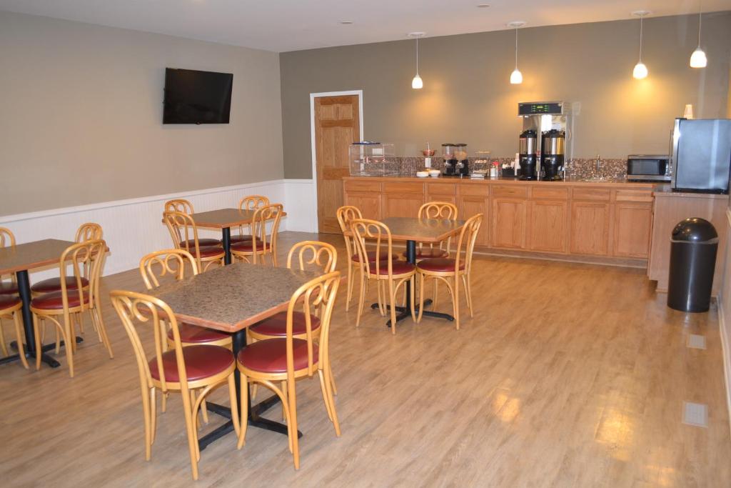 Sky Lodge Inn & Suites - Delavan - Image 4