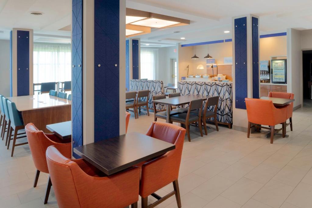 Holiday Inn Express Hotel & Suites Fort Atkinson by IHG - Image 4