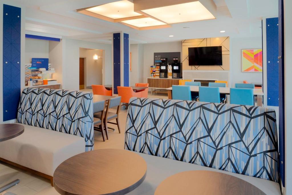 Holiday Inn Express Hotel & Suites Fort Atkinson by IHG - Image 5