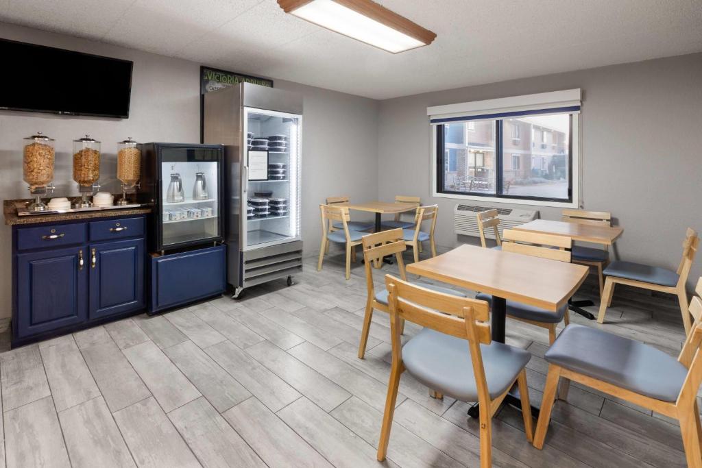 AmericInn by Wyndham Chippewa Falls - Image 5