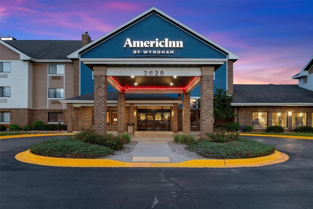 AmericInn by Wyndham Green Bay East - Image 6