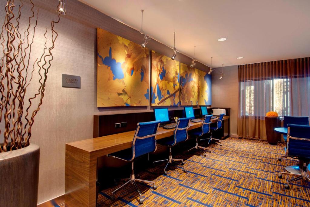 Courtyard by Marriott Madison East - Image 8