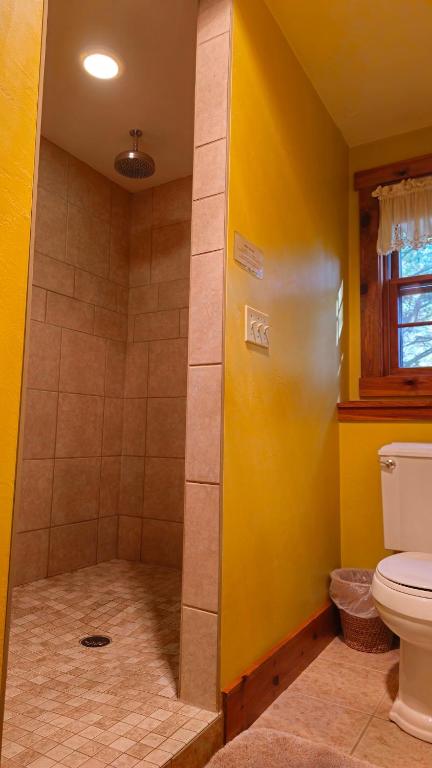 Chanticleer Cabins - Image 6