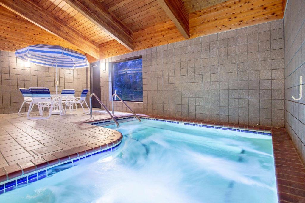 Hot Tub (Jacuzzi) - Photo 3