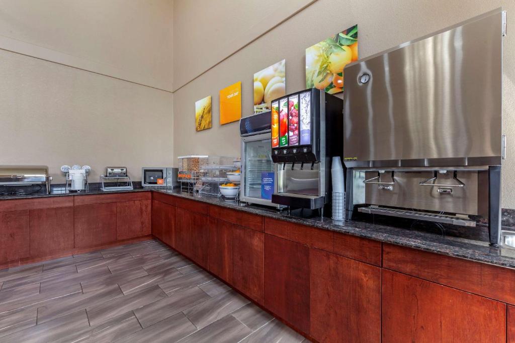 Comfort Suites Delavan - Lake Geneva Area - Image 5