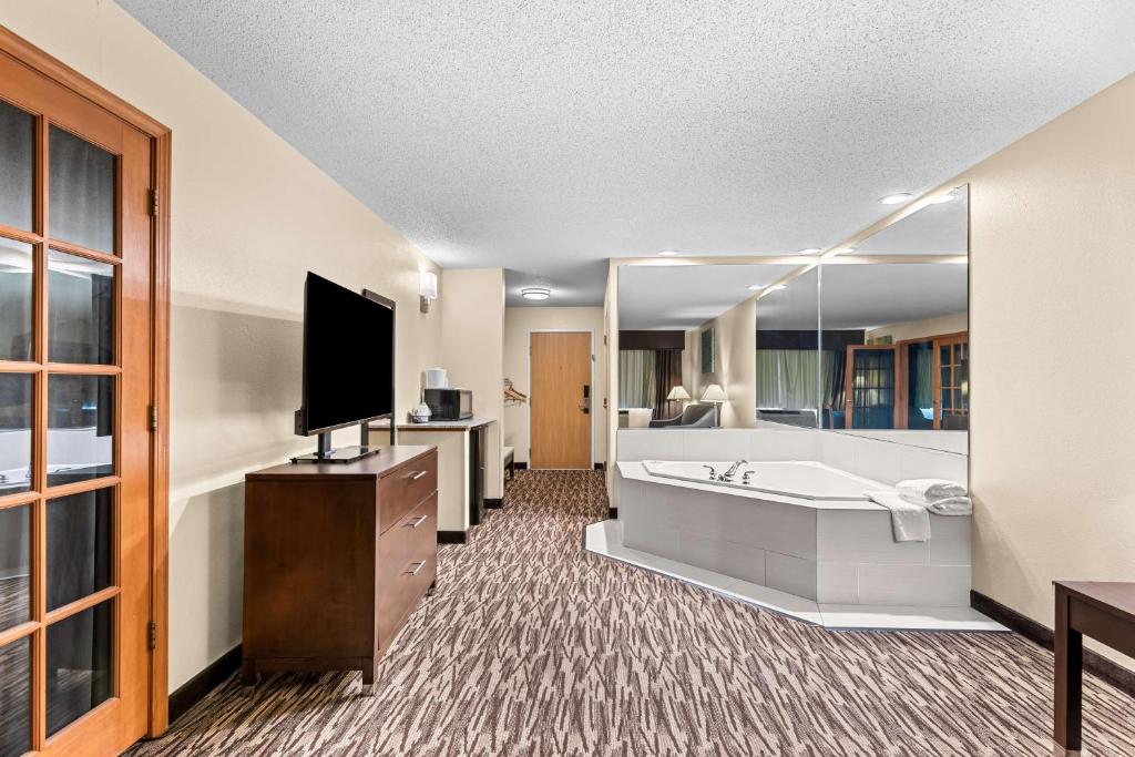 Hot Tub (Jacuzzi) - Photo 3