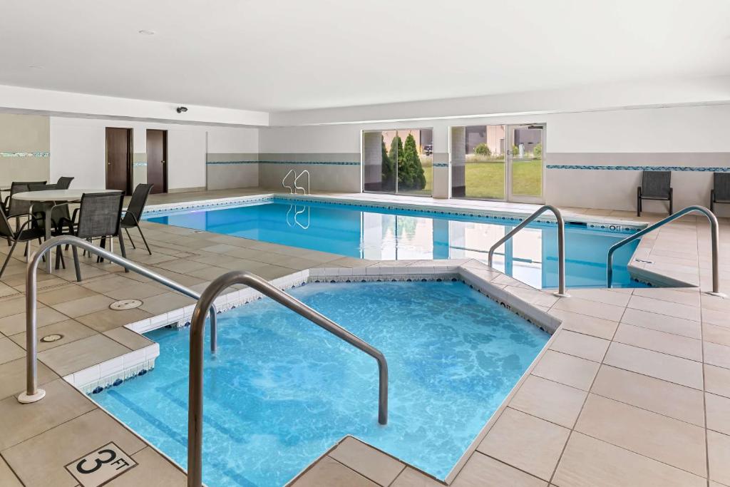 Hot Tub (Jacuzzi) - Photo 2