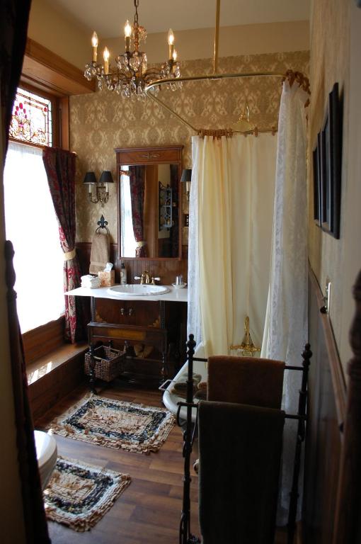 Schuster Mansion Bed & Breakfast - Image 7