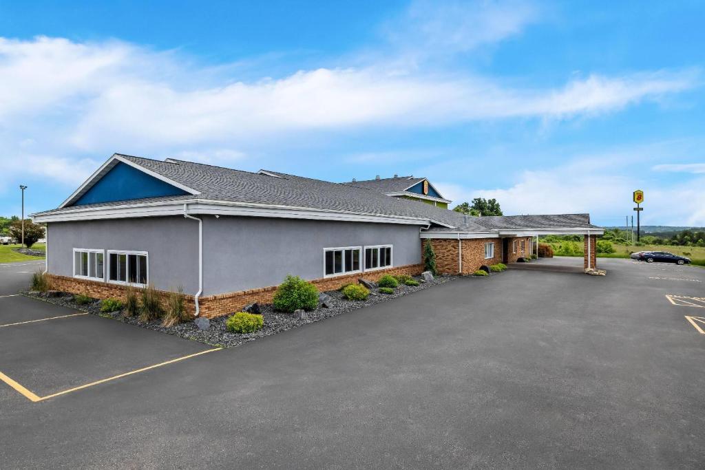 Super 8 by Wyndham Osseo WI - Image 7