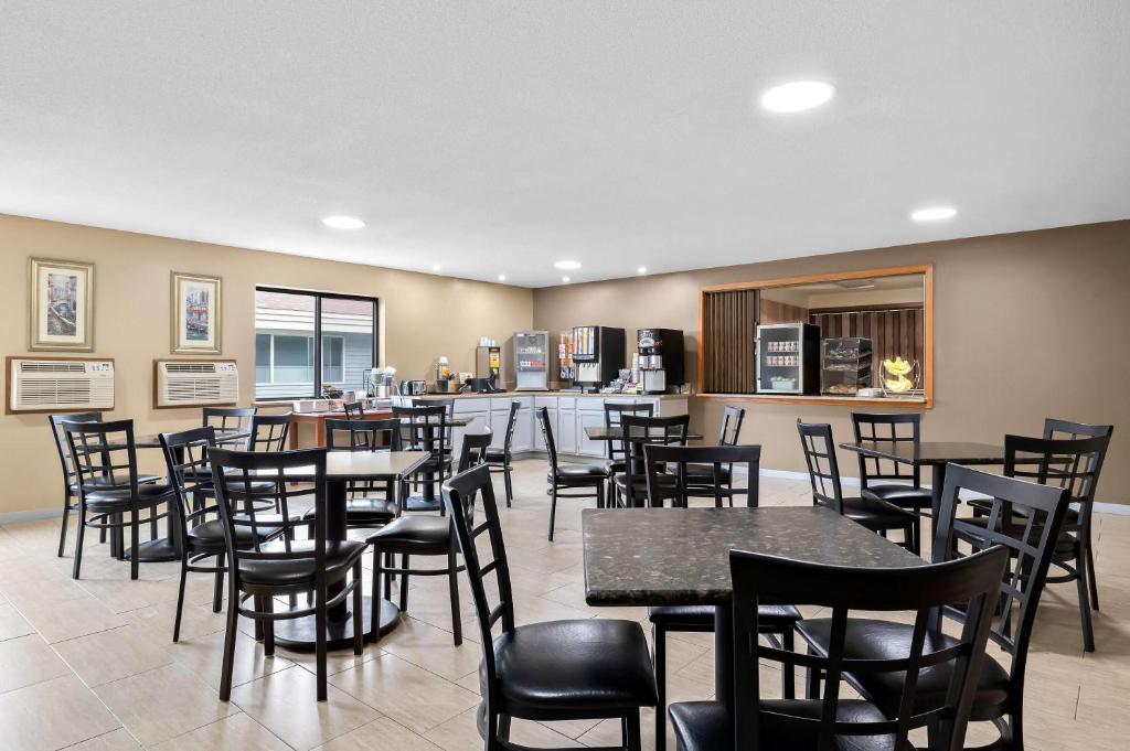 Super 8 by Wyndham La Crosse - Image 4