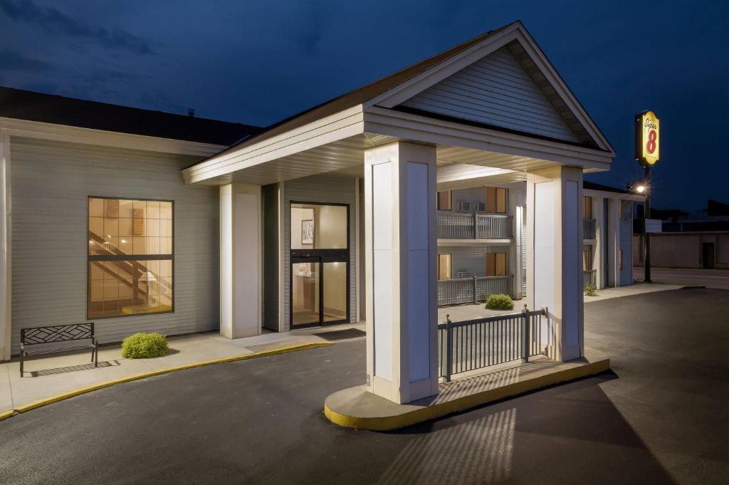 Super 8 by Wyndham La Crosse - Image 8