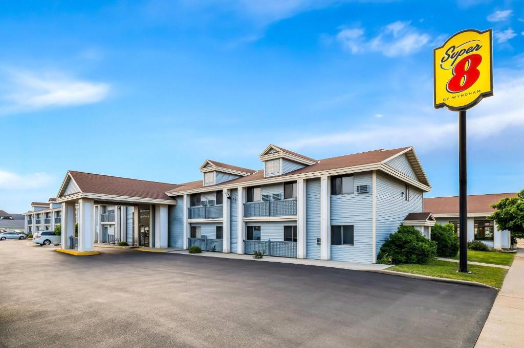 Super 8 by Wyndham La Crosse - Image 6