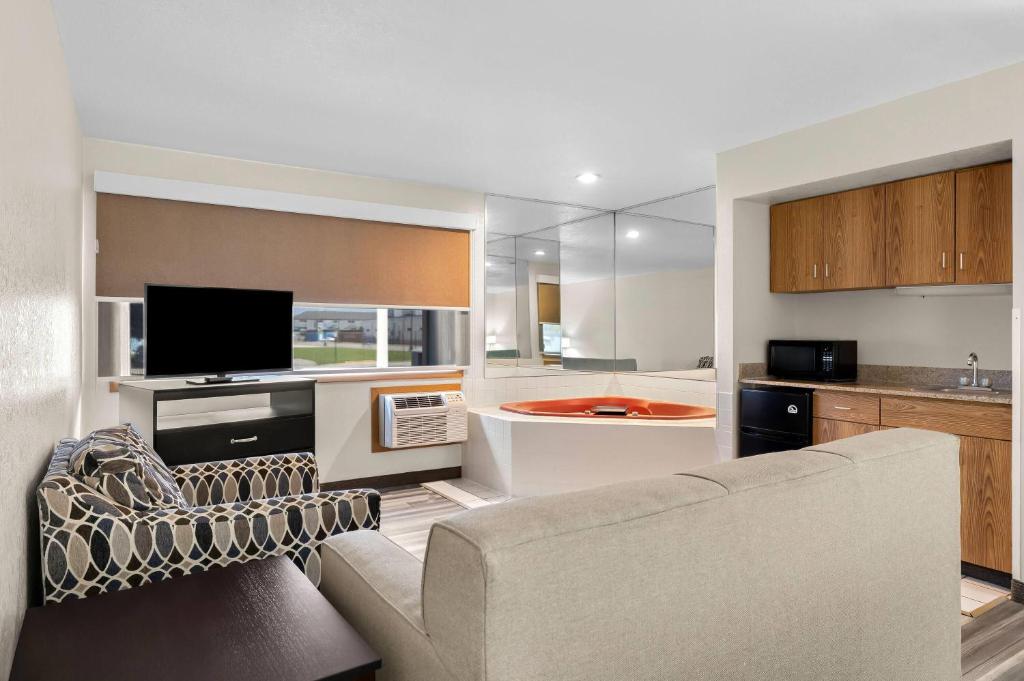 Hot Tub (Jacuzzi) - Photo 2