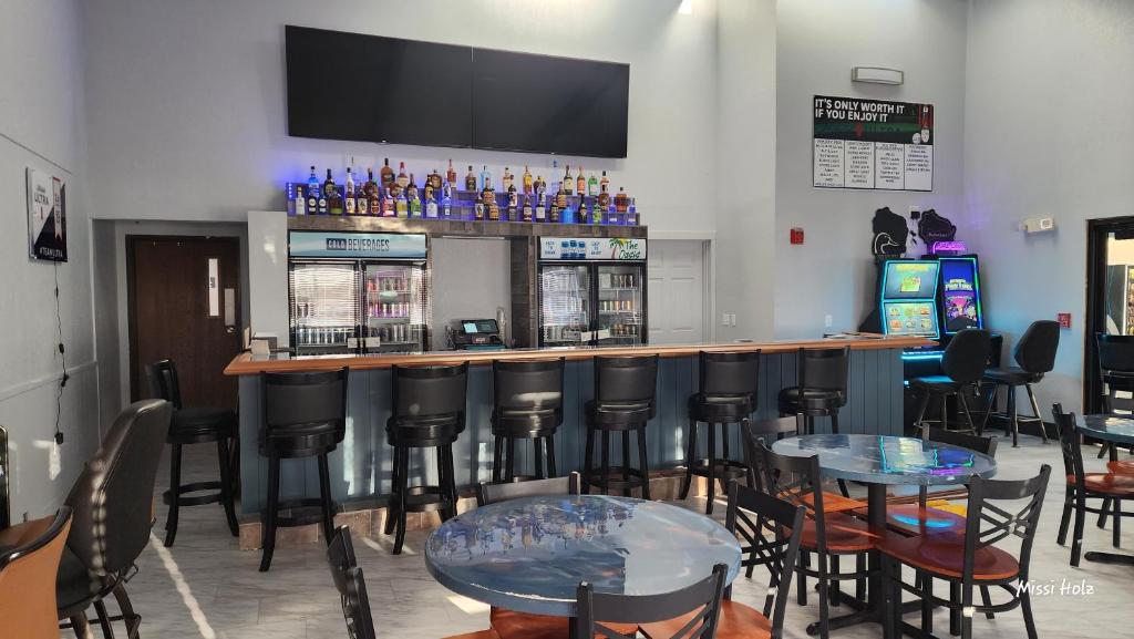 The Oasis Hotel & Bar - Image 7