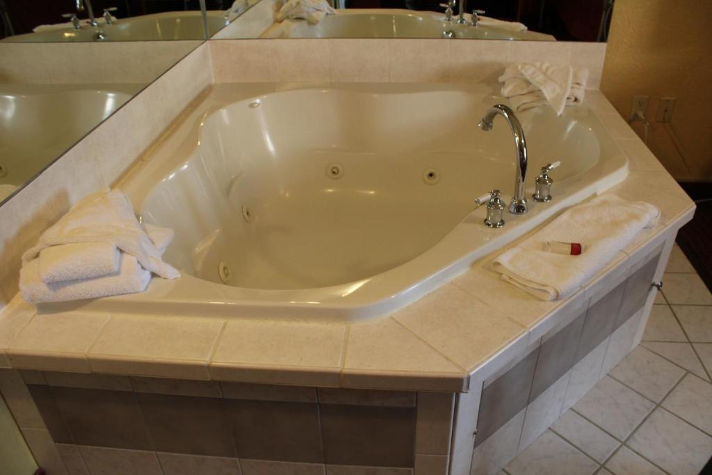 Hot Tub (Jacuzzi) - Photo 2