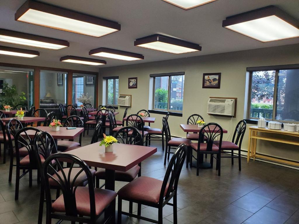 River Hill Inn & Suites - Image 5