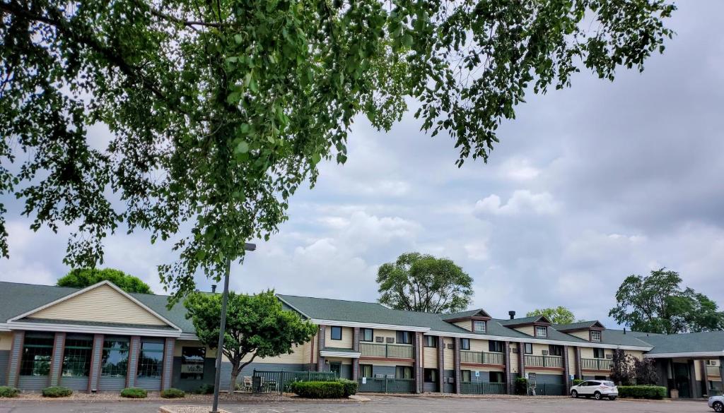 River Hill Inn & Suites - Image 7