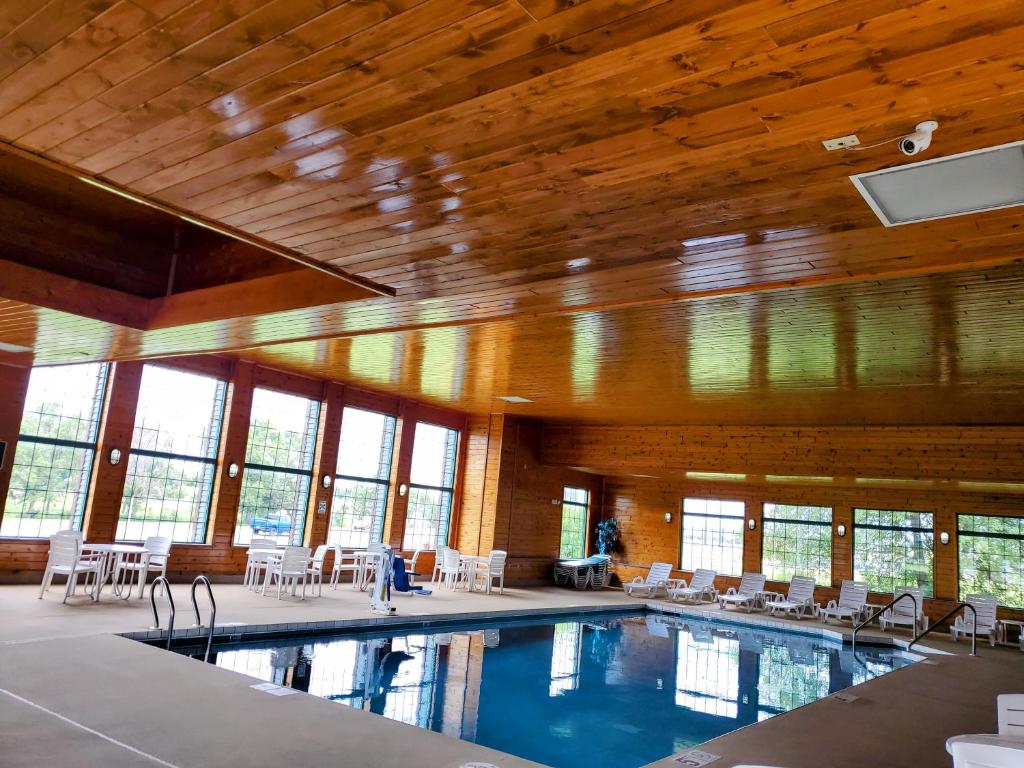 River Hill Inn & Suites - Image 4