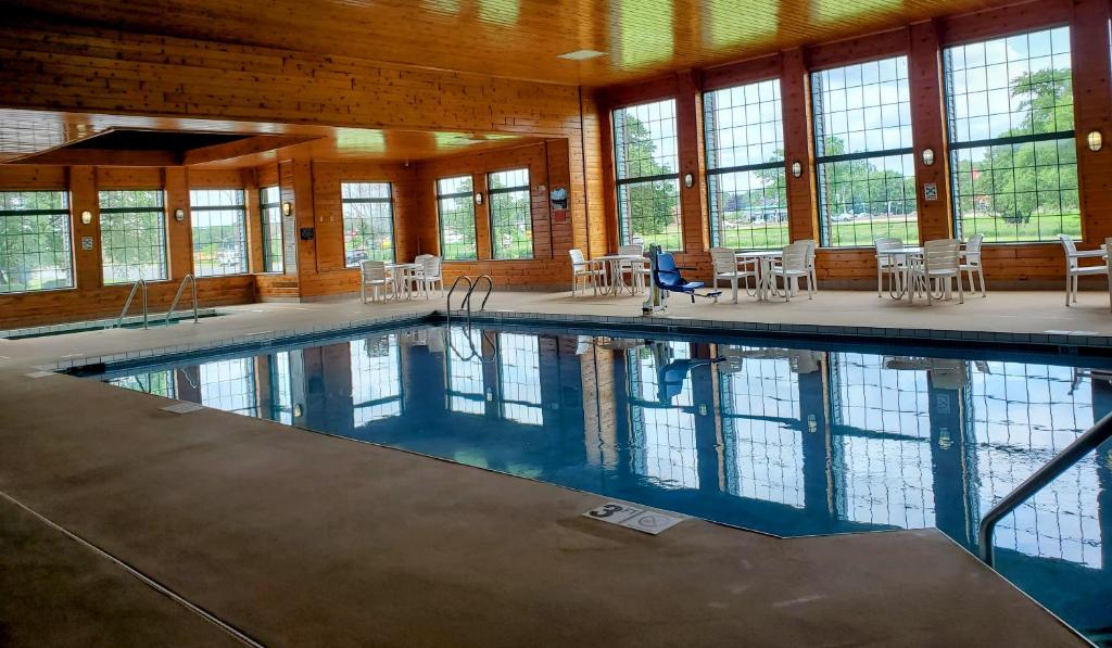 River Hill Inn & Suites