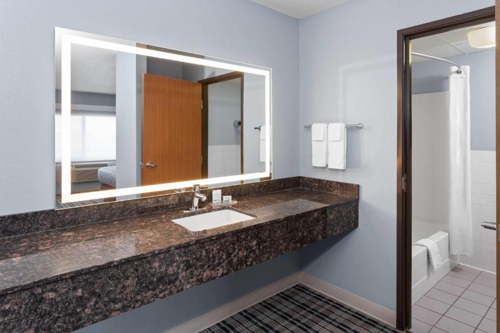 AmericInn by Wyndham West Salem