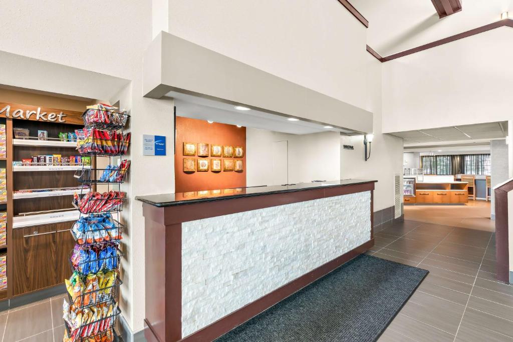 Best Western West Towne Suites - Image 7