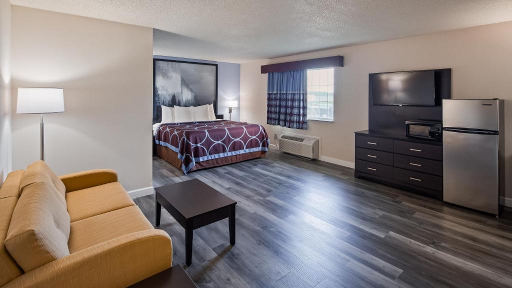 Super 8 by Wyndham Neillsville WI - Image 5