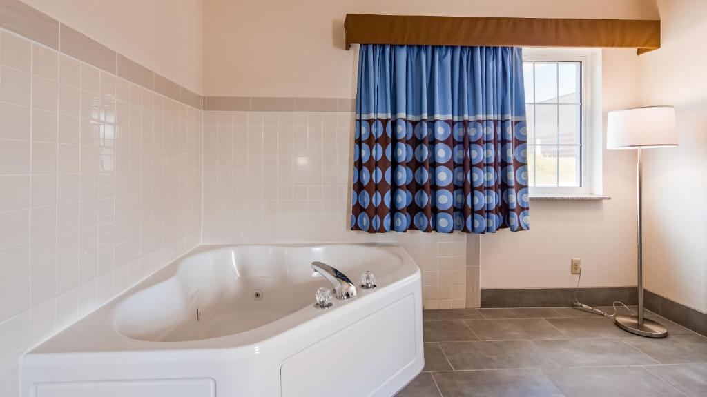 Super 8 by Wyndham Neillsville WI - Image 8