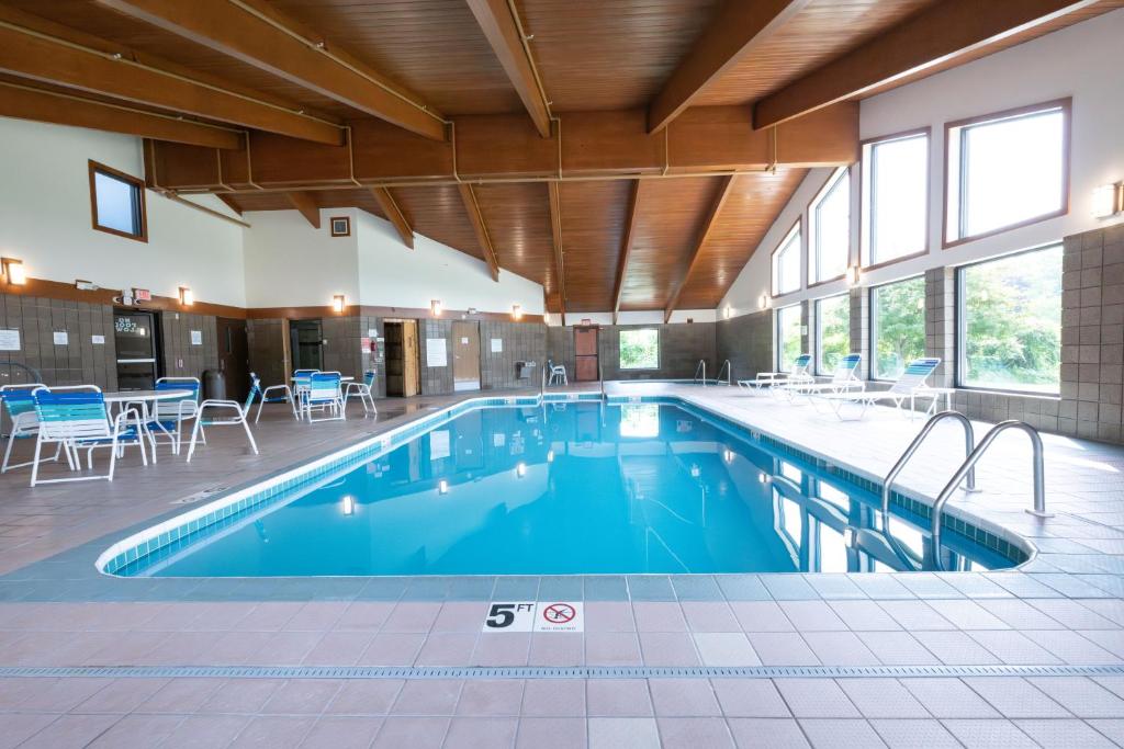 AmericInn by Wyndham Sturgeon Bay - Image 4