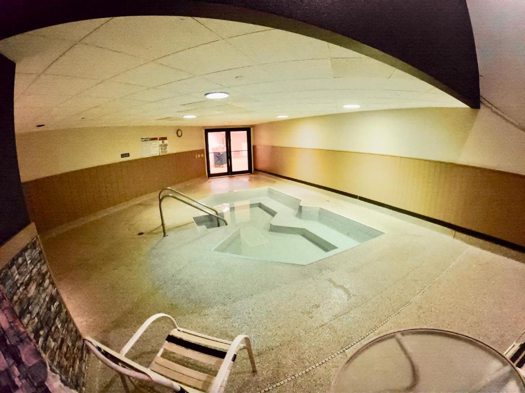 Hot Tub (Jacuzzi) - Photo 2