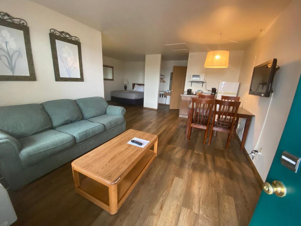 Village Inn on the Lake - Image 5