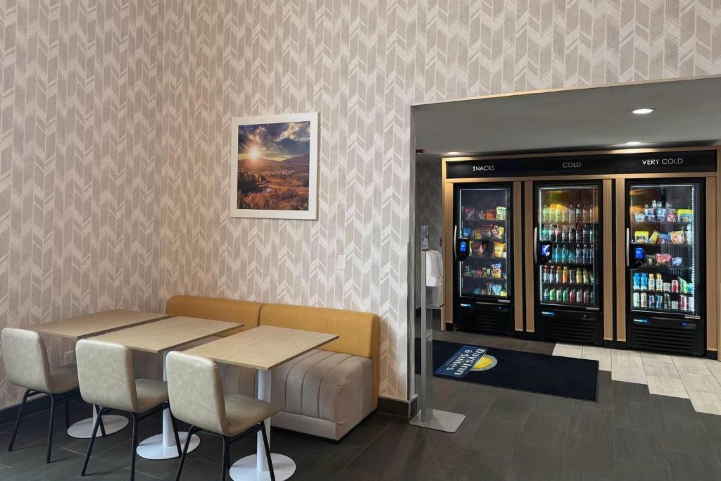 Days Inn & Suites by Wyndham Wausau - Image 5