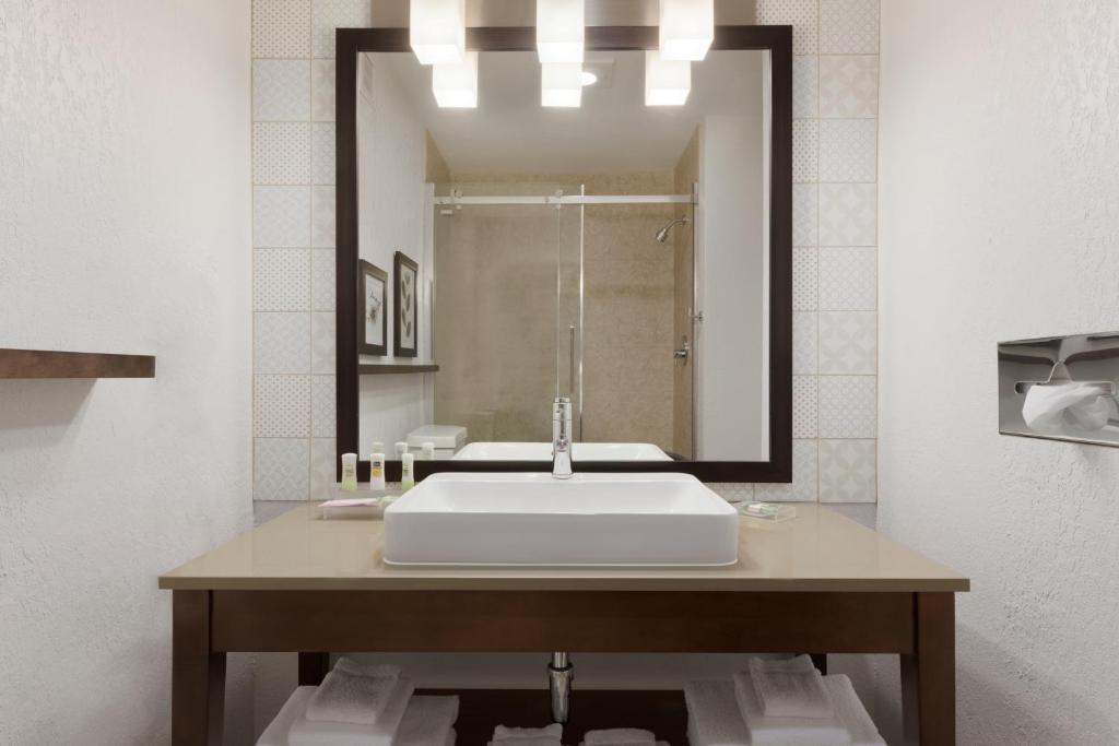 Country Inn & Suites by Radisson, Chippewa Falls, WI - Image 8