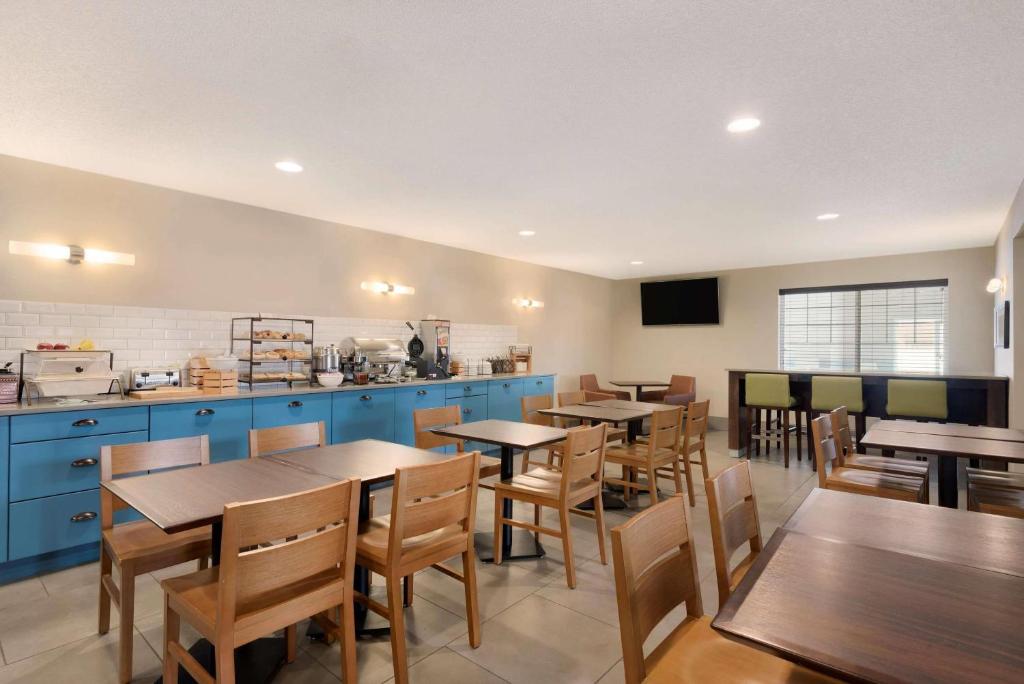 Country Inn & Suites by Radisson, Chippewa Falls, WI - Image 5