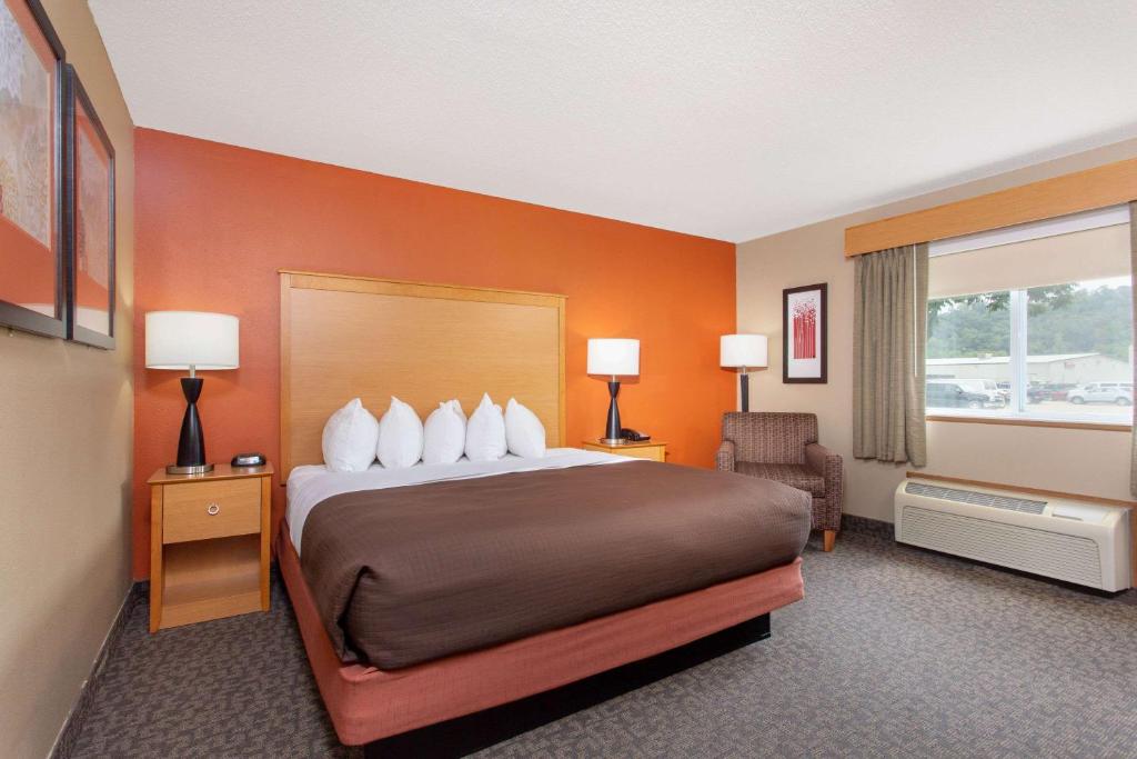 AmericInn by Wyndham Boscobel - Image 8