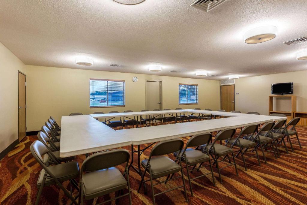 AmericInn by Wyndham Boscobel - Image 7