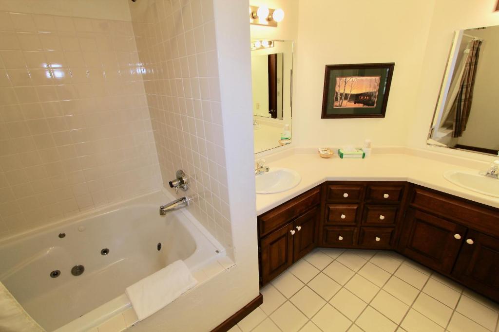 Baileys Harbor Yacht Club Resort