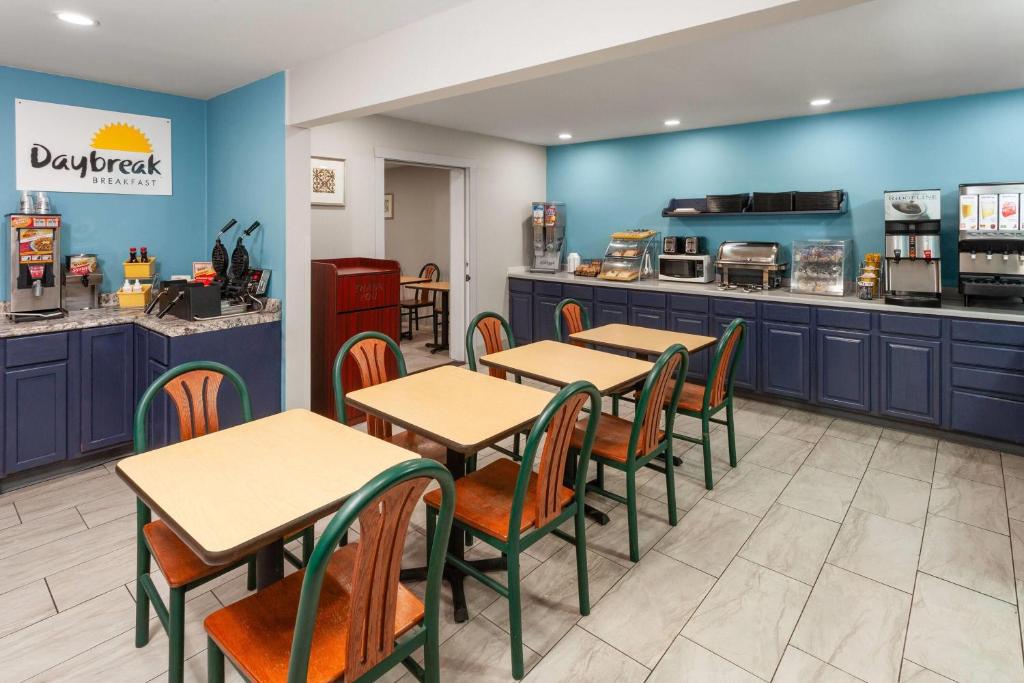 Days Inn by Wyndham Eagle River - Image 5