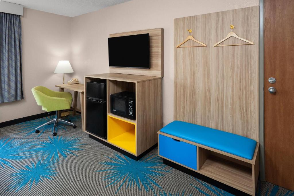 Days Inn by Wyndham Eagle River - Image 6