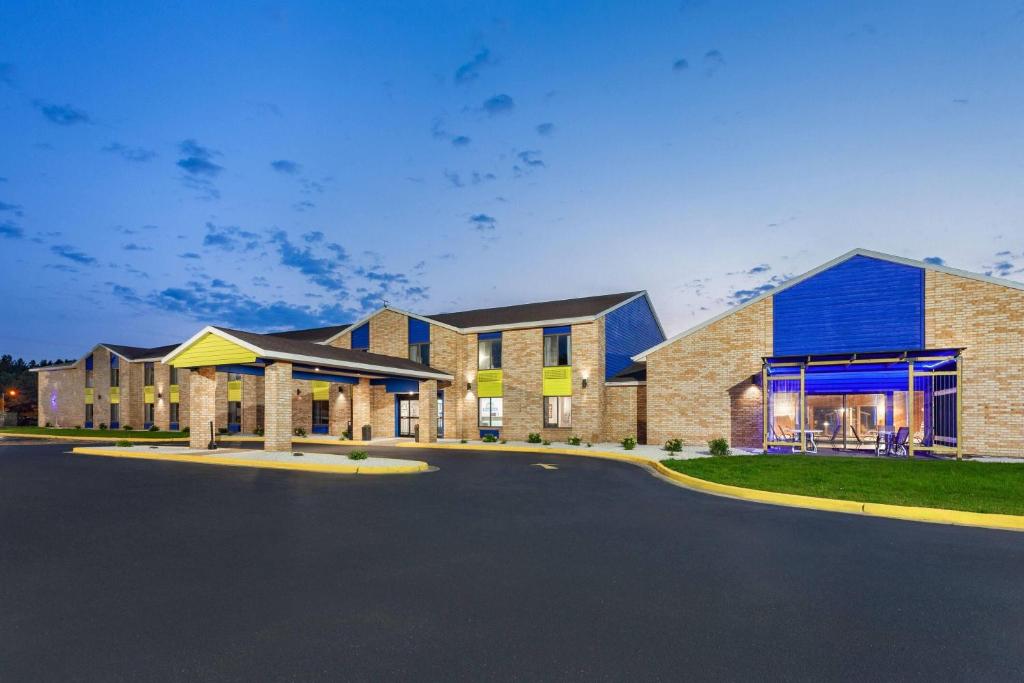 Days Inn by Wyndham Eagle River - Image 7