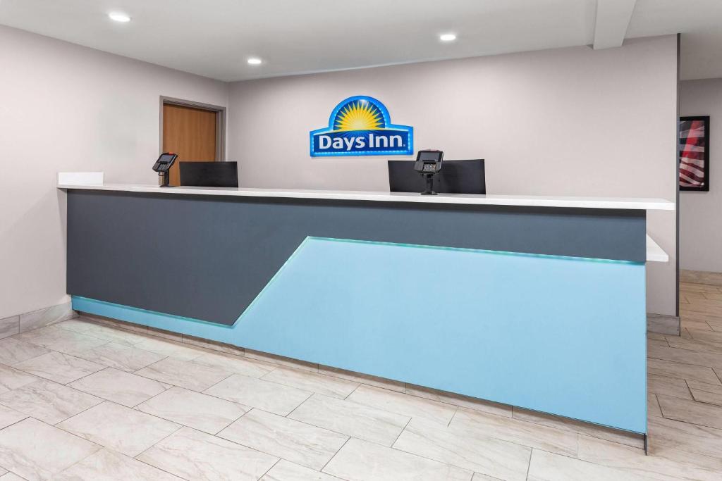 Days Inn by Wyndham Eagle River - Image 8