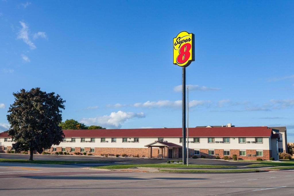 Super 8 by Wyndham Green Bay Near Stadium - Image 8